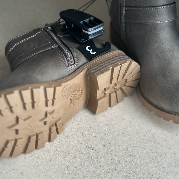 Girl’s Easy On/Off Flexible Console Booties - Picture 4 of 6